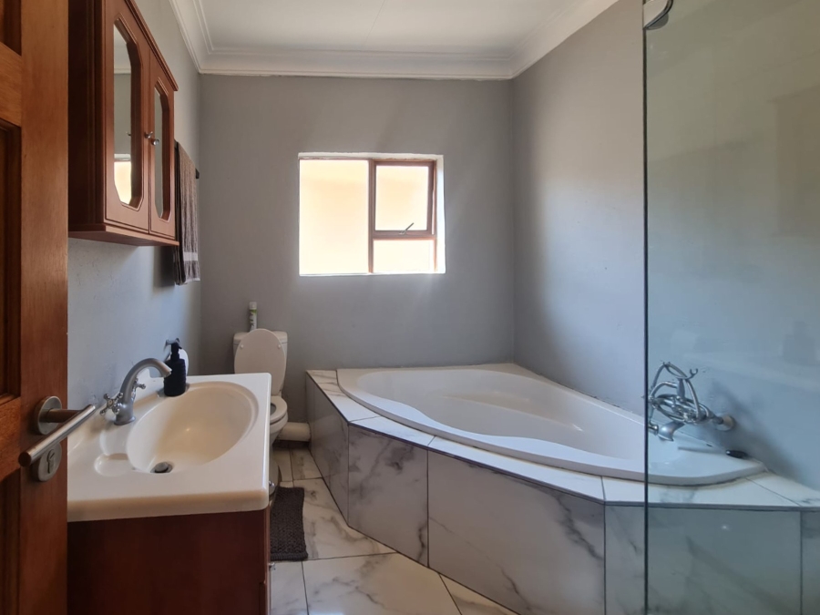 To Let 5 Bedroom Property for Rent in Eagles Landing North West